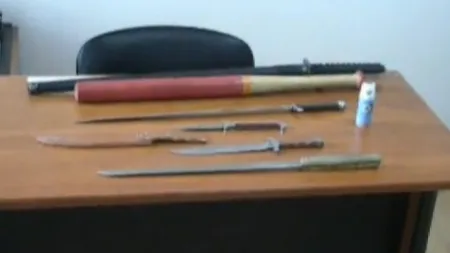 Bâte, cuţite şi bastoane, confiscate de poliţişti din patru maşini ale suporterilor Rapidului