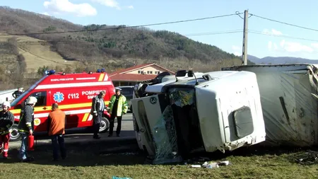 Accident cu trei răniţi, pe Valea Oltului. Circulaţia a fost blocată o oră şi jumătate