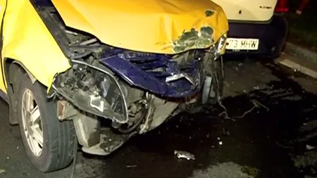 Accident după o urmărire ca în filme: Şoferul unui bolid de lux s-a izbit violent de un taxi VIDEO
