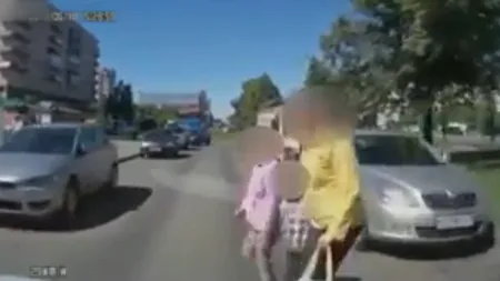 Accident incredibil în Marea Britanie: Un şofer a filmat cum loveşte doi copii VIDEO