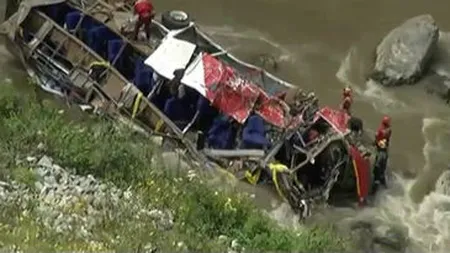 Autocar PRĂBUŞIT în prăpastie, în Peru. Cel puţin 19 oameni au murit VIDEO