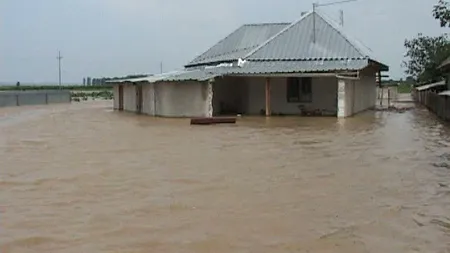 Operaţiuni dramatice de salvare în Bacău. Un sat a fost înghiţit de ape, oamenii salvaţi cu bărcile