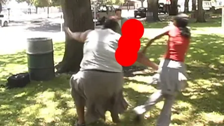 Un bărbat TĂIAT în două se plimbă cu picioarele în BRAŢE. Oamenii au fugit MÂNCÂND PĂMÂNTUL VIDEO