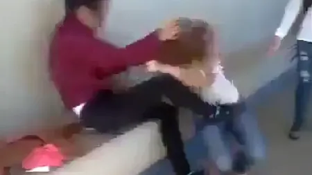 Gală K1 în curtea şcolii. Două adolescente şi-au împărţit pumni şi picioare în văzul tuturor VIDEO