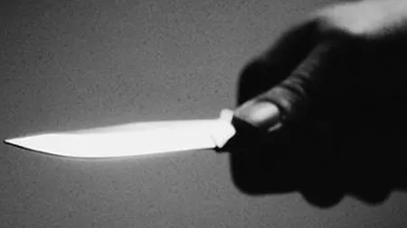 Mai mulţi elevi, TERORIZAŢI de un tânăr care îi ameninţa cu cuţitul la şcoală VIDEO