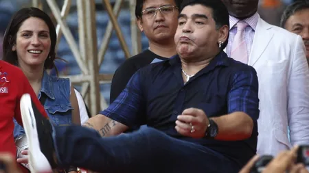 Maradona loveşte din nou. A şutat ca-n minge într-un fotograf