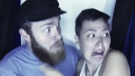 TEROARE în cabina de pozat: Cu ce farsă au fost ÎNGROZIŢI oamenii care îşi făceau fotografii VIDEO
