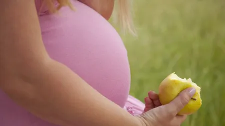 Ce să NU mănânci când eşti gravidă. Top 20 alimente INTERZISE pe timpul sarcinii