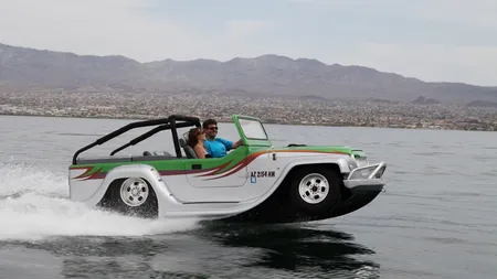 O nouă maşină face valuri: Merge şi pe uscat, dar şi pe apă VIDEO
