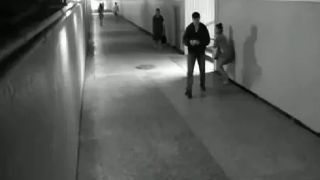 Un hoţ a fost BĂTUT MĂR de o tânără VIDEO