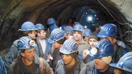 Unul dintre minerii blocaţi în subteran la Paroşeni, dus la spital după ce i s-a făcut rău