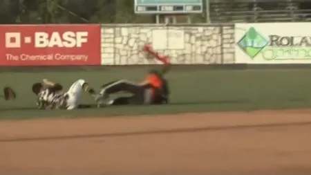 Aterizare eşuată cu paraşuta. Un jucător de baseball a fost lovit din plin de un paraşutist VIDEO