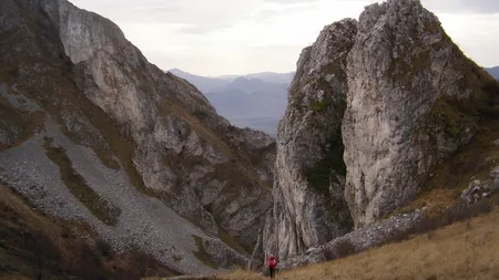 Turist căzut de pe o stâncă, de la 30 de metri înălţime, găsit mort de salvamontişti