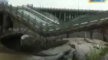 Imagini INCREDIBILE cu un pod care s-a PRĂBUŞIT în China. Patru persoane au murit VIDEO