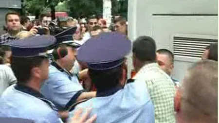 BAC 2013.Elevi de la Bolintineanu, reţinuţi de poliţie în clase. VIOLENŢE între părinţi şi poliţişti