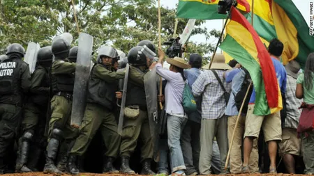 Manifestanţi bolivieni au ars drapelul francez şi au aruncat cu pietre împotriva ambasadei Franţei