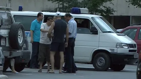 Scandal cu bâte şi cuţite, în Neamţ. Mai mulţi tineri au atacat un autoturism