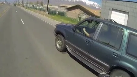 Scene amuzante în trafic, cu o şoferiţă şi un motociclist VIDEO