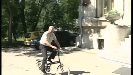 Stolojan pe bicicletă. De ce a pedalat eurodeputatul PDL până în Modrogan VIDEO