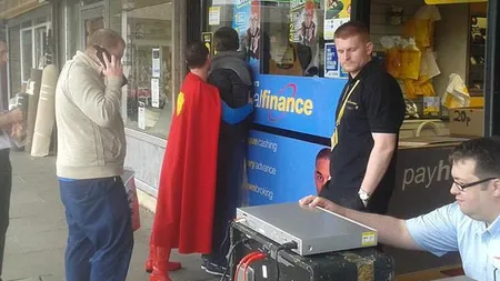 Superman EXISTĂ şi are de lucru în Anglia. Prinde hoţii din magazine VIDEO