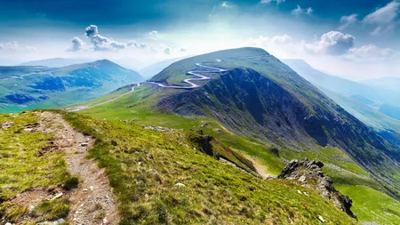 Sute de persoane au protestat la Vidra pentru continuarea investiţiilor la Transalpina