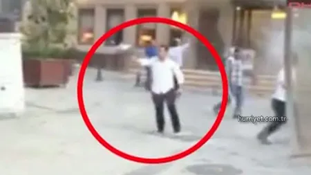 Panică pe străzile din Istanbul, după ce un bărbat cu o macetă a ameninţat mai multe persoane VIDEO