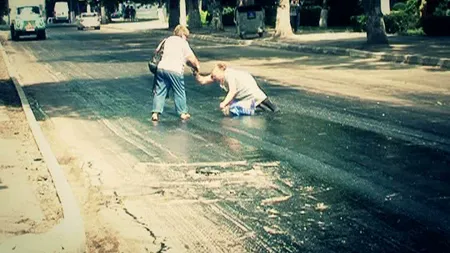 Mai mulţi locuitori din Bălţi şi-au pierdut încălţămintea în smoala turnată pe stradă VIDEO