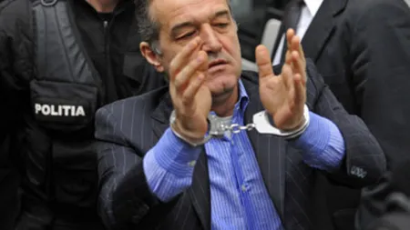 PROTEST la DNA: Doi bărbaţi în scaune cu rotile au cerut eliberarea lui Gigi Becali