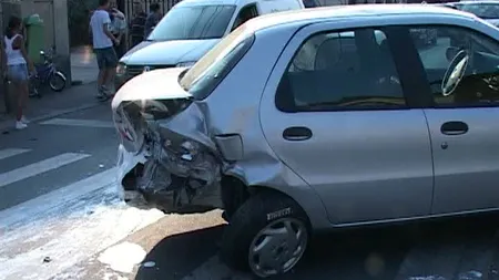 Accident ŞOCANT. O maşină oprită la trecerea de pietoni, 