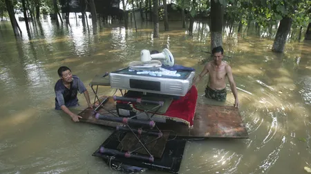 Inundaţiile din China au ucis 25 de oameni. 140.000 de persoane au fost evacuate din calea apelor