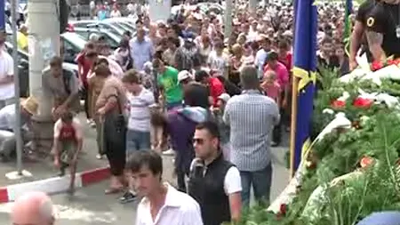 Bătaie pe banii aruncaţi la funeraliile lui Cioabă. Oamenii s-au îmbulzit pentru monede de 10 bani VIDEO