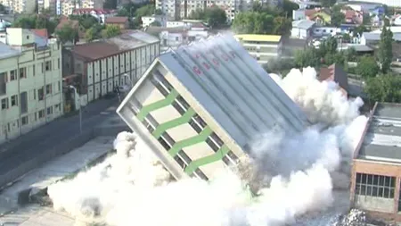 O clădire de 25 de metri a fost făcută praf, la Craiova. Imagini spectaculoase de la demolare