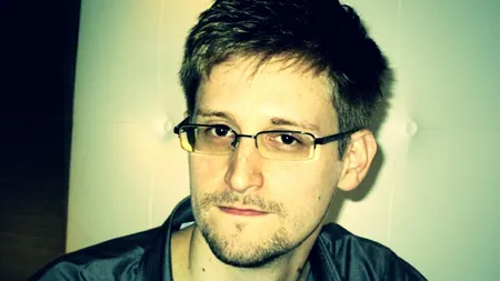 Tatăl lui Edward Snowden merge în vizită la fiul său. Rusia i-a acordat viză