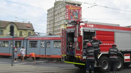 Pasageri în pericol! Un tramvai din Arad a luat foc în trafic