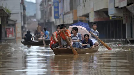 Cele mai grave inundaţii din ultimele decenii au făcut peste 100 de morţi în China