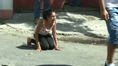 Criză de isterie la Parchet. O femeie şi-a condus cu urlete rubedeniile reţinute VIDEO