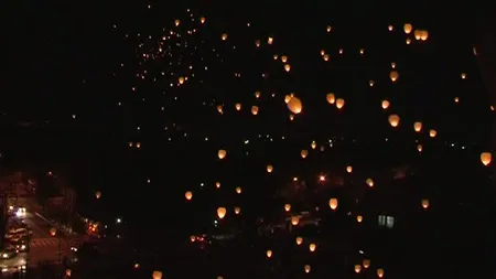 Feerie de lumini pe cerul din Focşani: Sute de lampioane au fost lansate în aer VIDEO