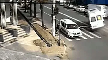 Accident spectaculos, filmat într-o intersecţie din Brăila: Un MICROBUZ a mers pe DOUĂ ROŢI VIDEO