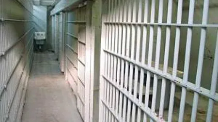 Un deţinut, condamnat la închisoare pe viaţă pentru omor, s-a spânzurat cu un cearşaf