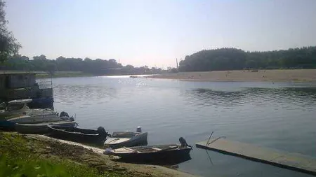 Şase tineri vor să navigheze pe Dunăre cu o plută construită din PET-uri