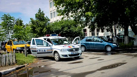 PROTEST ÎN GIURGIU: Un bărbat s-a stropit cu benzină, ameninţând că îşi dă foc în faţa unei firme de asigurări