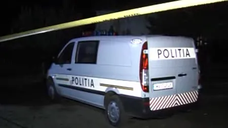 Un bărbat s-a sinucis înfigându-şi un cuţit în inimă. Vecinii o suspectează de crimă pe concubină VIDEO