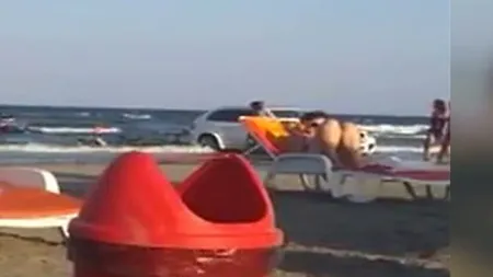 Şofer tupeist. A făcut slalom cu maşina pe plajă, printre turişti, şi a parcat bolidul în mare VIDEO