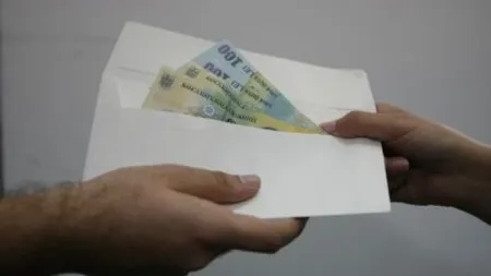 Peste 40% dintre părinţi spun că au dat şpagă la şcoală în ultimii trei ani