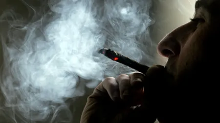 Fumatul, unul dintre cele mai SCUMPE vicii. Cât cheltuieşte românul lunar pe ţigări şi accesorii