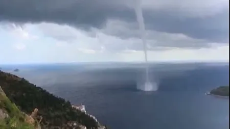 TORNADĂ PE APĂ, surprinsă pe coasta croată a Mării Adriatice VIDEO