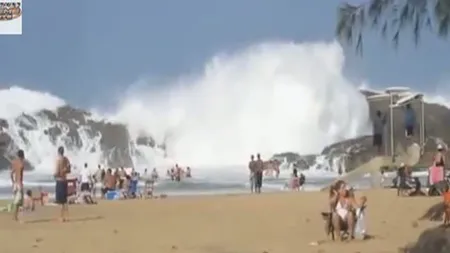 O plajă închisă din Puerto Rico, invadată de valuri uriaşe VIDEO