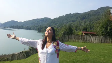 Andreea Marin şi iubitul turc, surprinşi în ipostaze tandre la casa ei de vacanţă FOTO