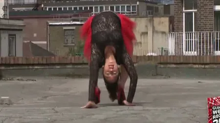 O contorsionistă filipineză a intrat în Cartea Recordurilor. Vezi cum a mers 20 de metri VIDEO