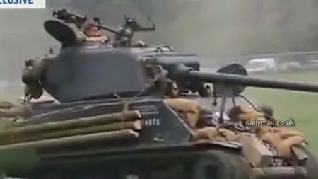 Brad Pitt, filmat când manevrează un tanc VIDEO